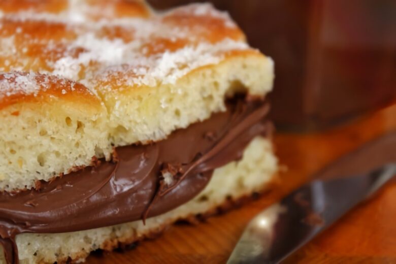 Focaccia dolce con crema di cioccolato