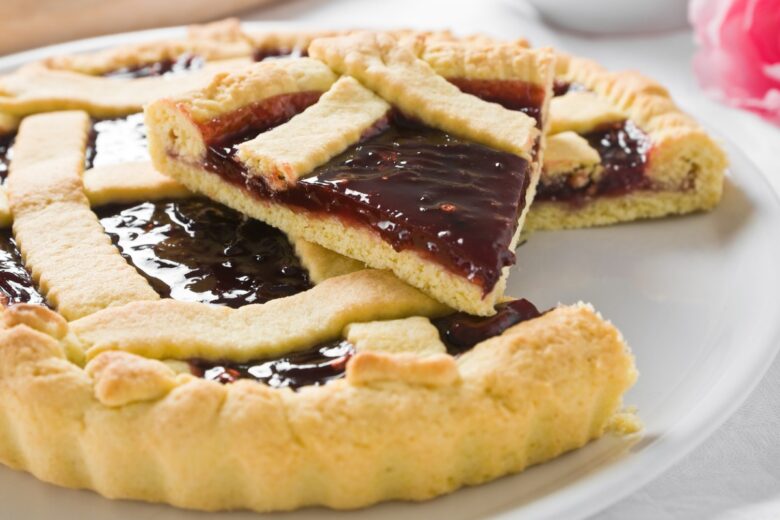 Crostata al cocco con confettura di pesche rosse