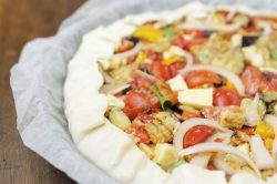 Torta salata con pomodorini e cipolle