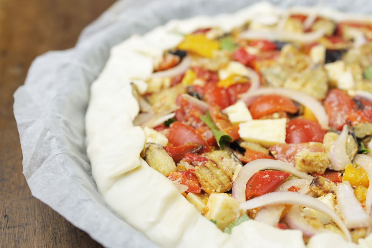 Torta salata con pomodorini e cipolle