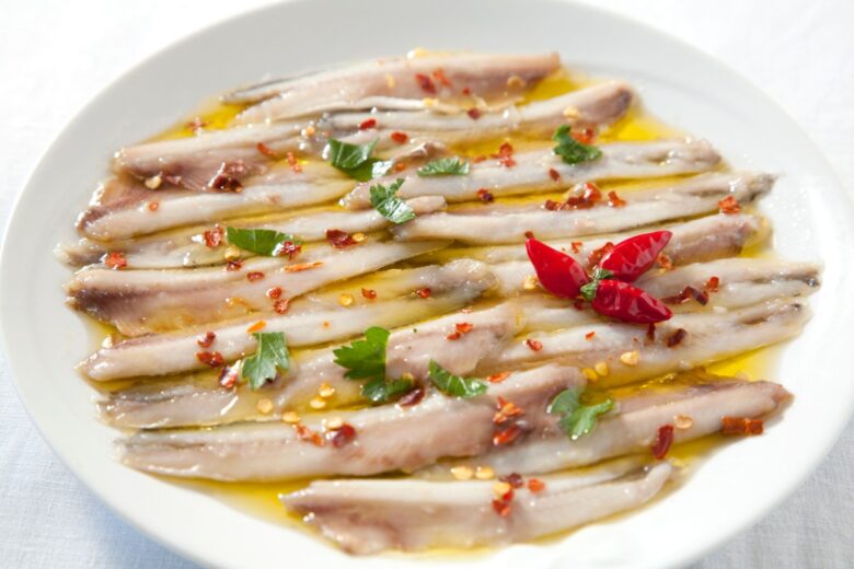 Alici marinate con cipolla e peperoncino