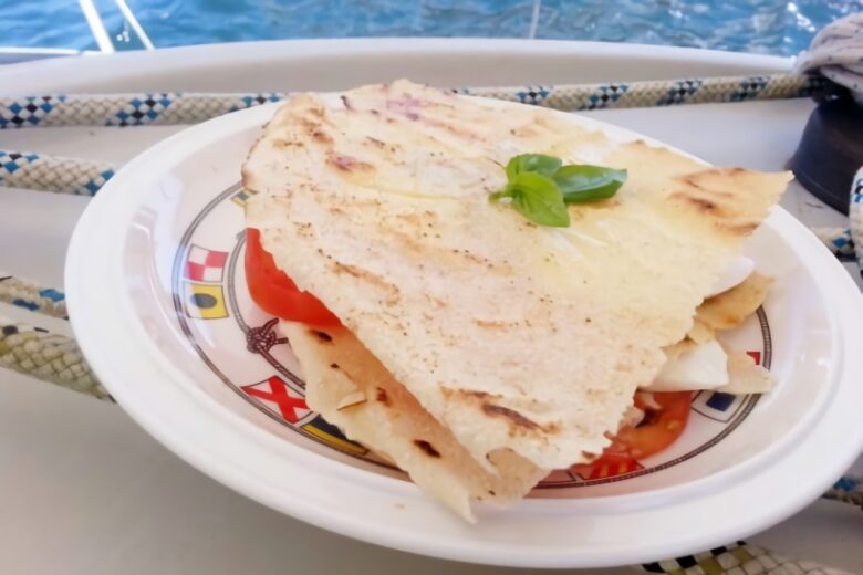 Sandwich caprese di pane carasau