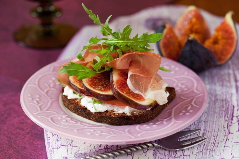 Bruschette di fichi caramellati, crudo e caprino