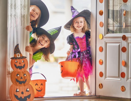 Porta caramelle di Halloween con rotoli di carta igienica