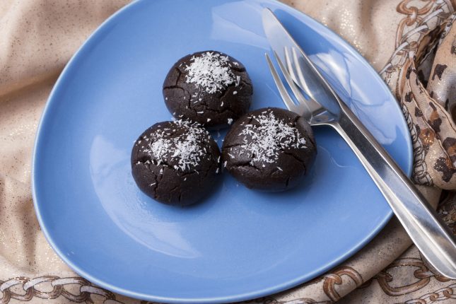 Bon bon al cocco e cioccolato fondente