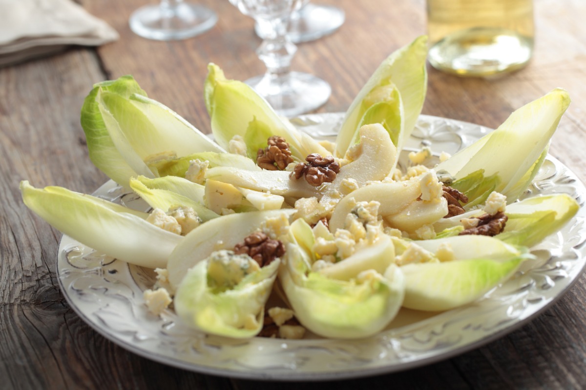 Insalata indivia, noci, pere e zola