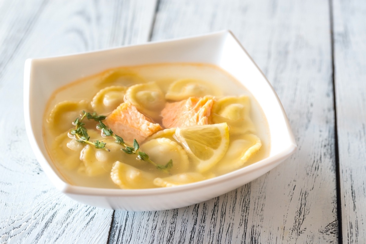 Ravioli di pesce in brodo