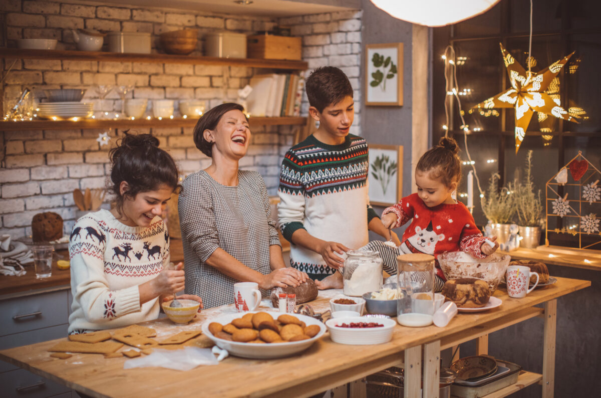 Bambini che cucinano per il giorno di Natale