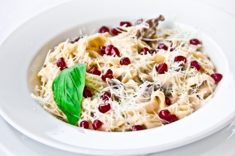 Pasta funghi, porri e melograno