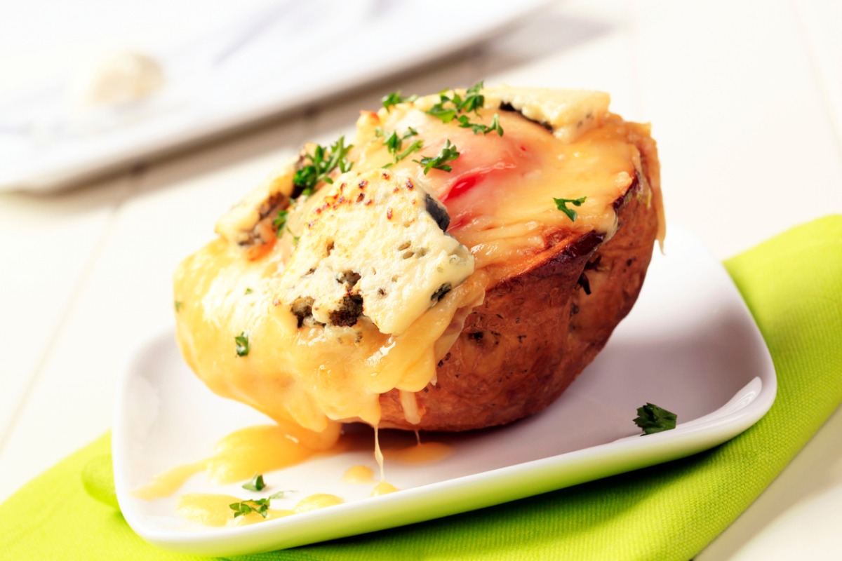 Patate ripiene di verdure e formaggio