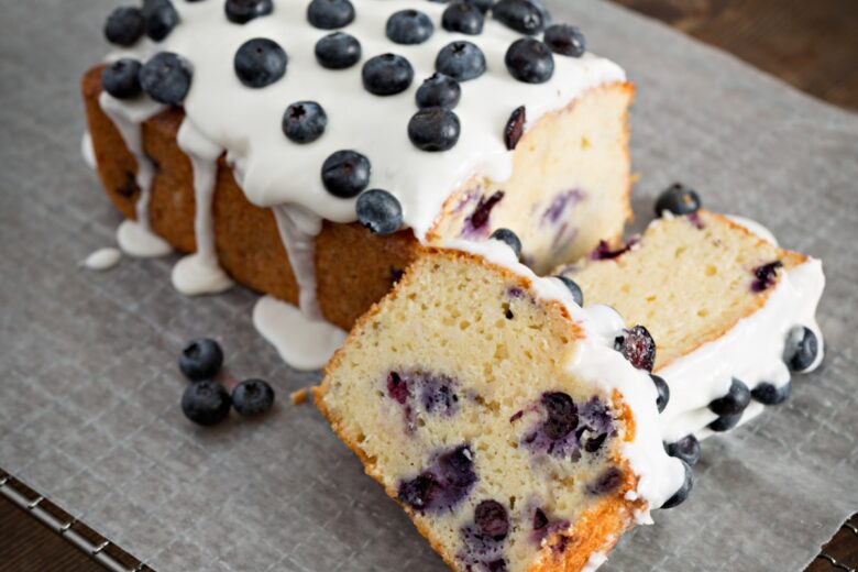 Plumcake ai frutti rossi con glassa al mascarpone