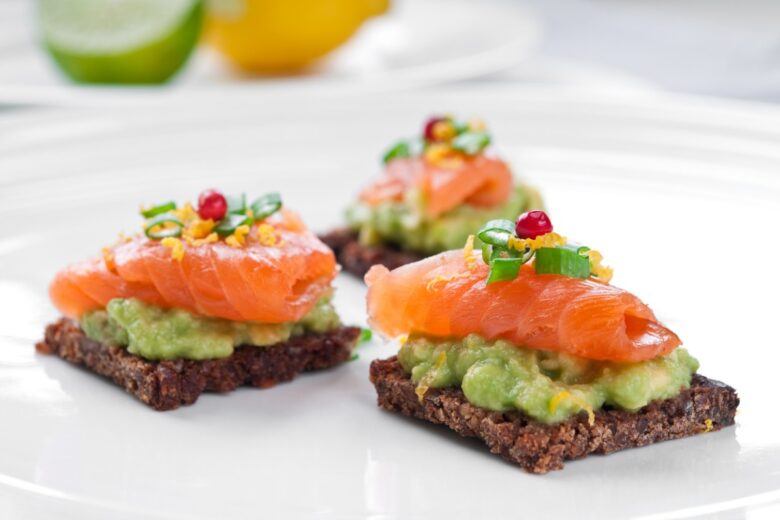Tartine al salmone e salsa di avocado