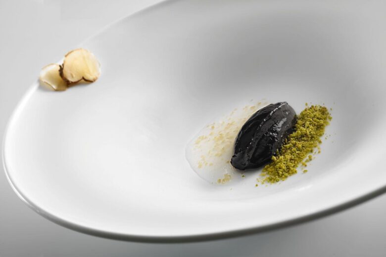Cioccolato mou con polvere di pistacchi tostati e sciroppo alla grappa e zenzero