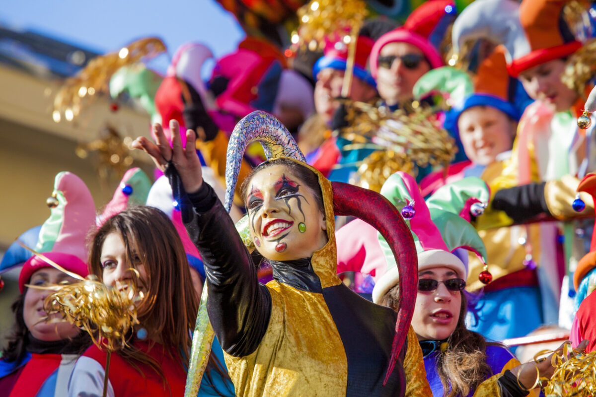 Persone travestite per carnevale su un carro festoso