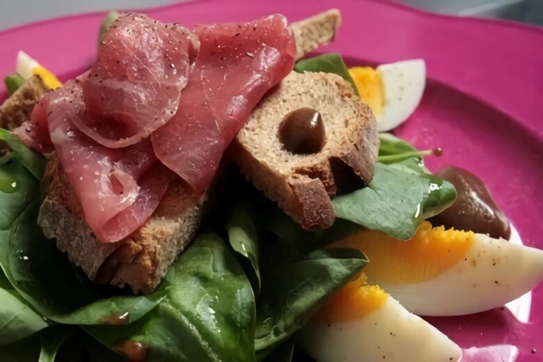 Insalata di spinaci, uova e carne salata marinata alla birra