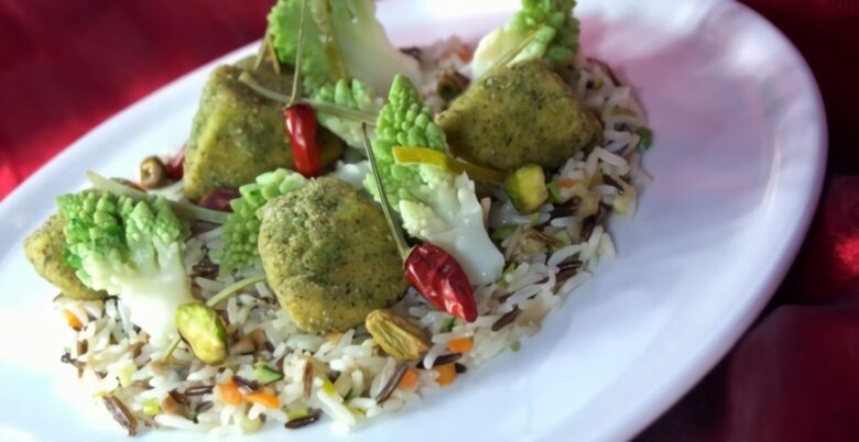 Riso selvaggio saltato alle verdure con pollo e pistacchi