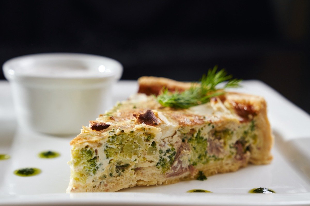 Torta rustica con broccoli, pancetta e ricotta salata