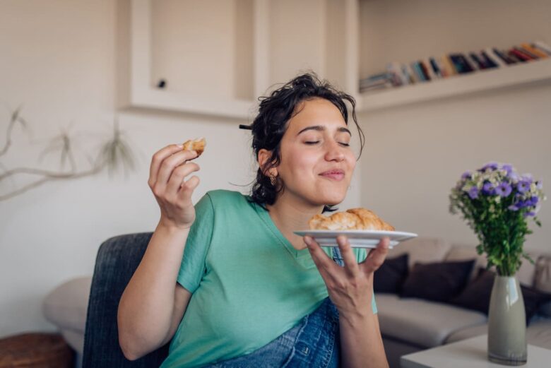 ragazza che mangia cornetti