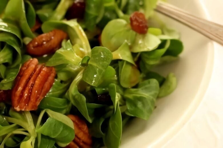 Insalata Valeriana con Noci e Uva Sultanina