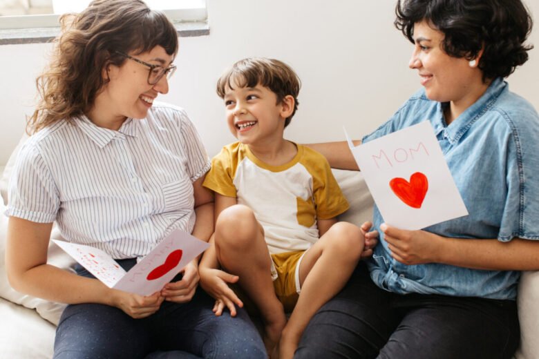 Un bambino con le sue due mamme festeggia la festa della mamma