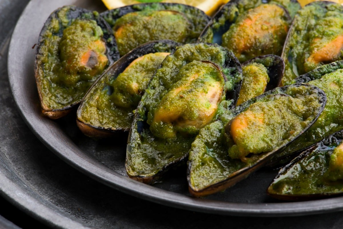 Cozze al pesto di zucchine e mandorle