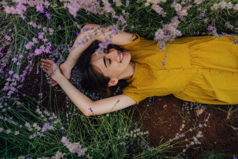 Donna distesa su un campo di fiori di lavanda