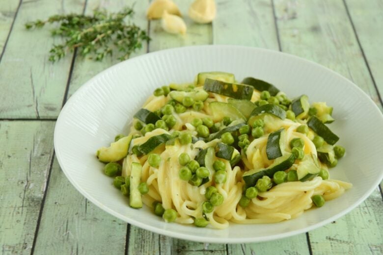 Pasta con zucchine e piselli all’erba cipollina
