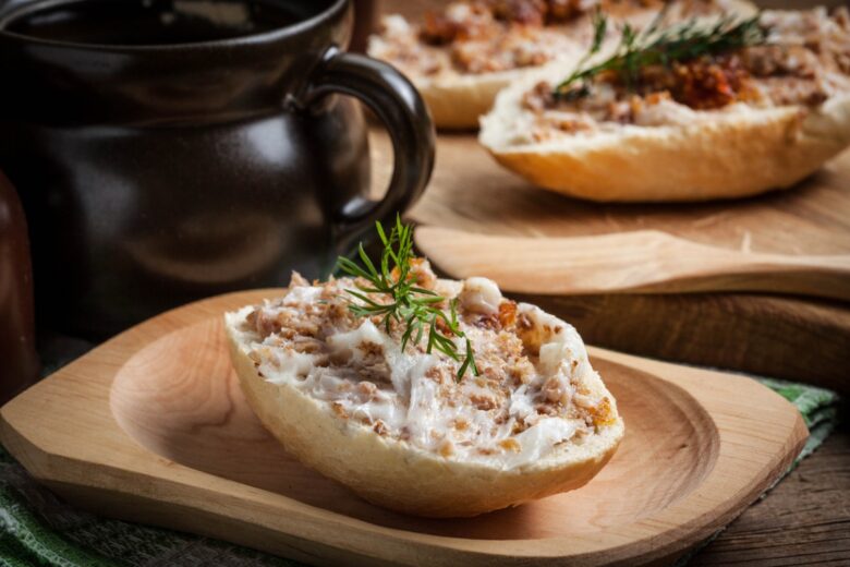 Bruschetta con stracchino e salsiccia