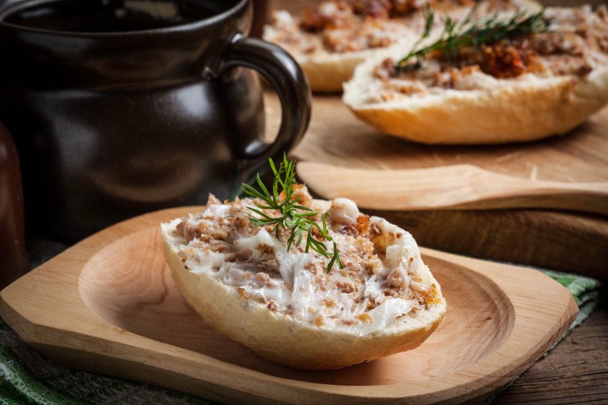 Bruschetta con stracchino e salsiccia