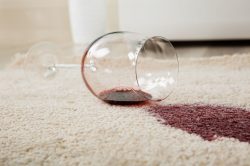 Come togliere le macchie di vino rosso