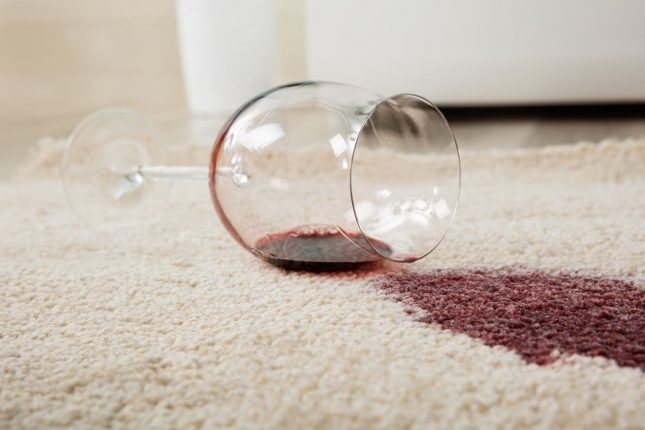 Come togliere le macchie di vino rosso