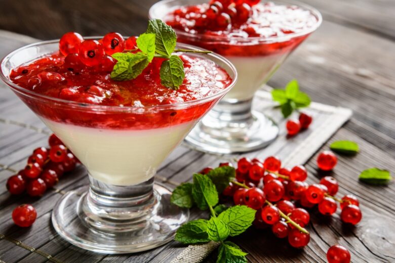 Mousse allo yogurt con fragole e frutti rossi