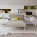 Angolo studio con sistema di mensole a parete Battistella