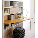 Angolo studio con sistema di mensole Clever