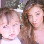 Belen Rodriguez fa le smorfie con Santiago