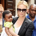 L'attrice premio Oscar Charlize Theron e il figlio adottivo Jackson