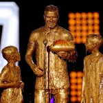 David Beckham con i figli Cruz e Romeo coperti d'oro