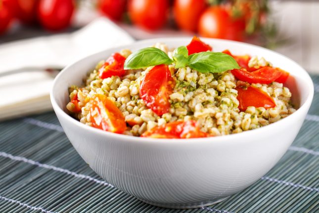 Insalata d’orzo con pesto e pomodorini