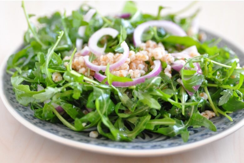 Insalata di farro, rucola e cipolla
