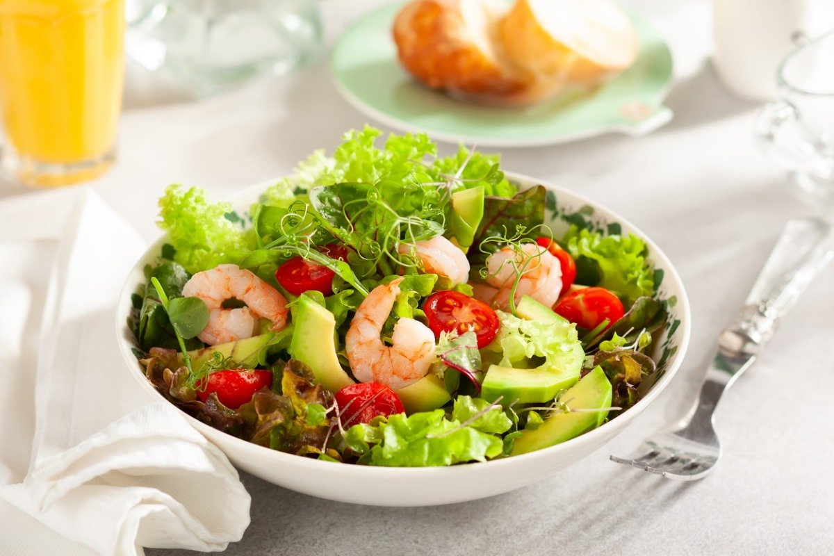 Insalata esotica con avocado e gamberetti