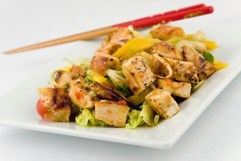 Insalata thai di mango e pollo