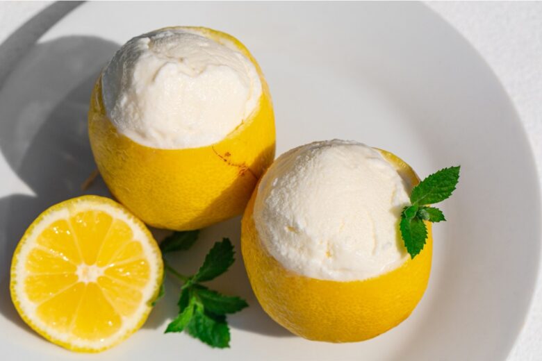 Sorbetto al limone nella buccia di limone