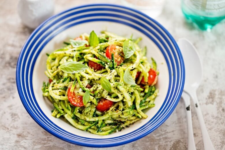 Spaghetti di zucchine con pesto e pomodorini