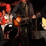 Kevin Costner suona la chitarra