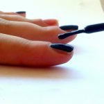 Applicazione smalto blu