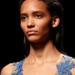 Modelle capelli effetto bagnato da Alberta Ferretti