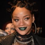 Rihanna con labbra verde metallizzato