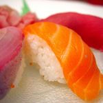 sushi nigiri polpettine di riso schiacciate e sottile fetta di pesce crudo