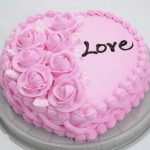 Torta cremosa rosa confetto con rose