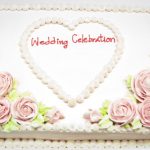 Torta rosa con base rettangolare, un piano